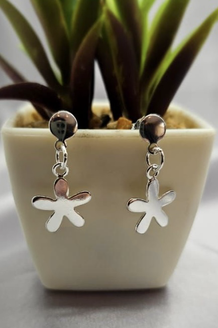 22X13Mm Daisy Drop Earrings