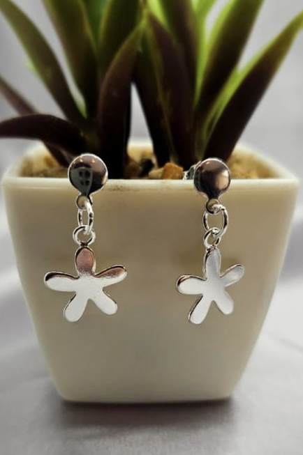 22x13mm Daisy drop earrings