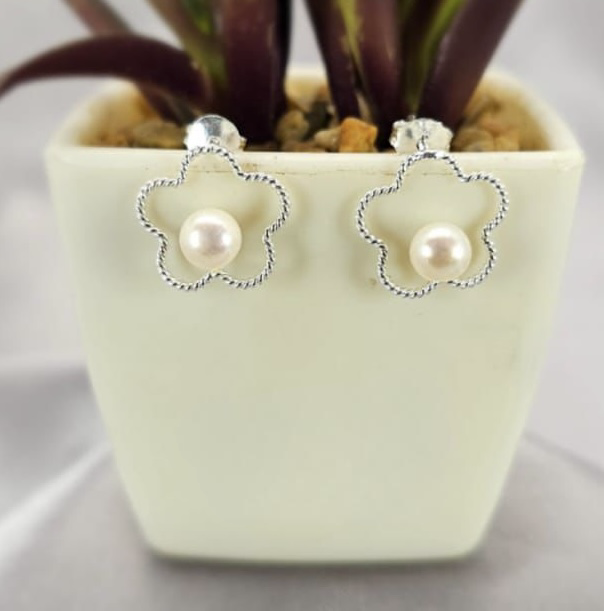 Flower studs with freshwater pearl centre