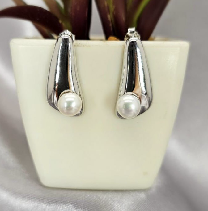 Solid sterling silver base earrings with perfect pretty pearl on bottom