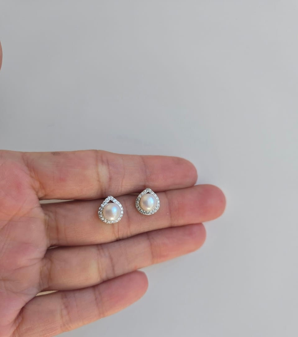 8mm freshwater pearl in teardrop setting with Pavé