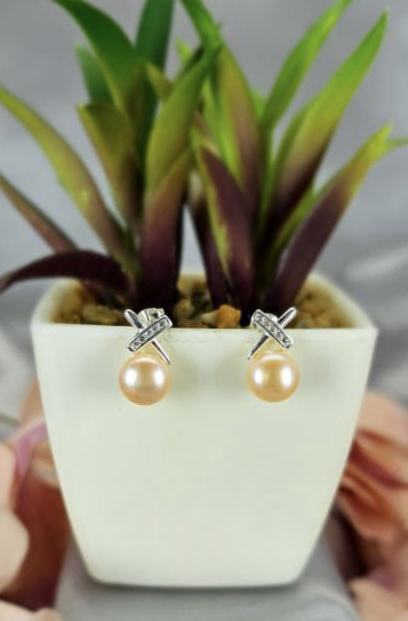 13mm gold coloured freshwater pearl with cross top