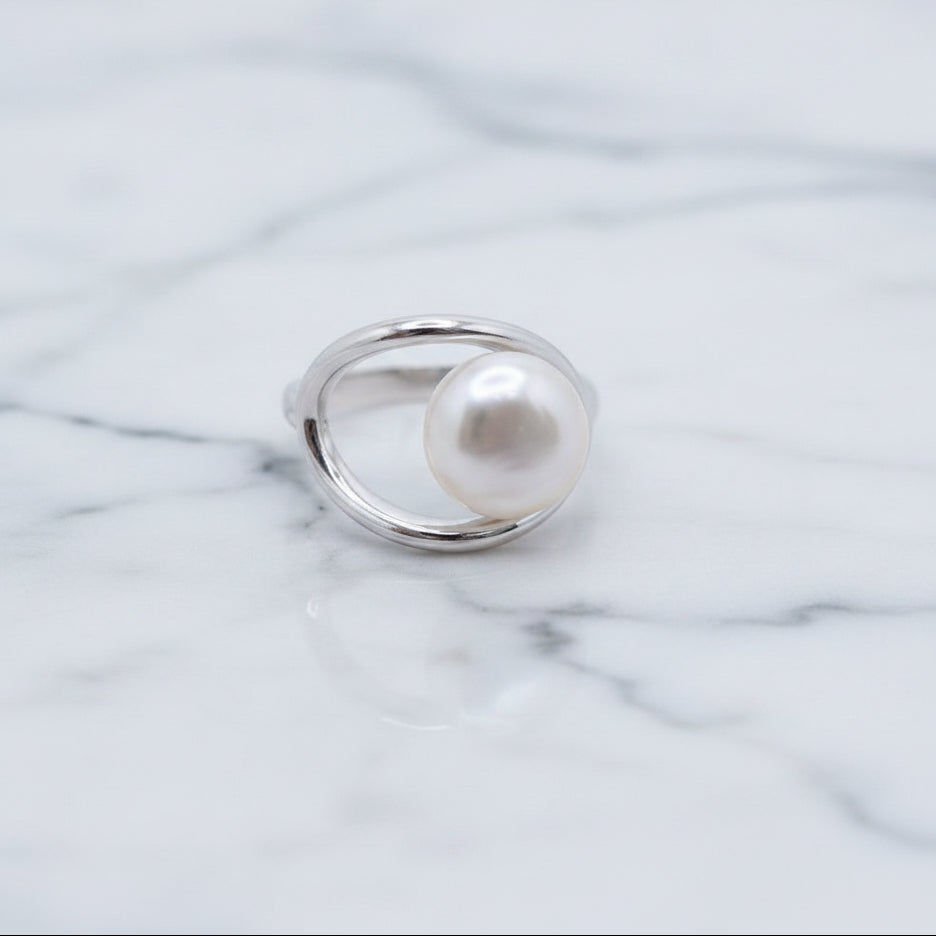 Sterling Silver Oval Ring With Stunning Freshwater Pearl On Side - Terciany 