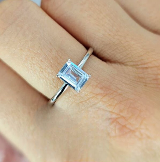Straight line ring with rectangular cubic zirconia