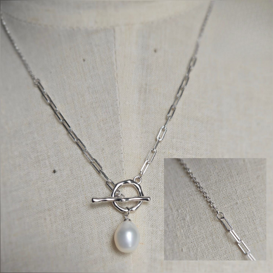 Paperclip chain with pearl pendant on it