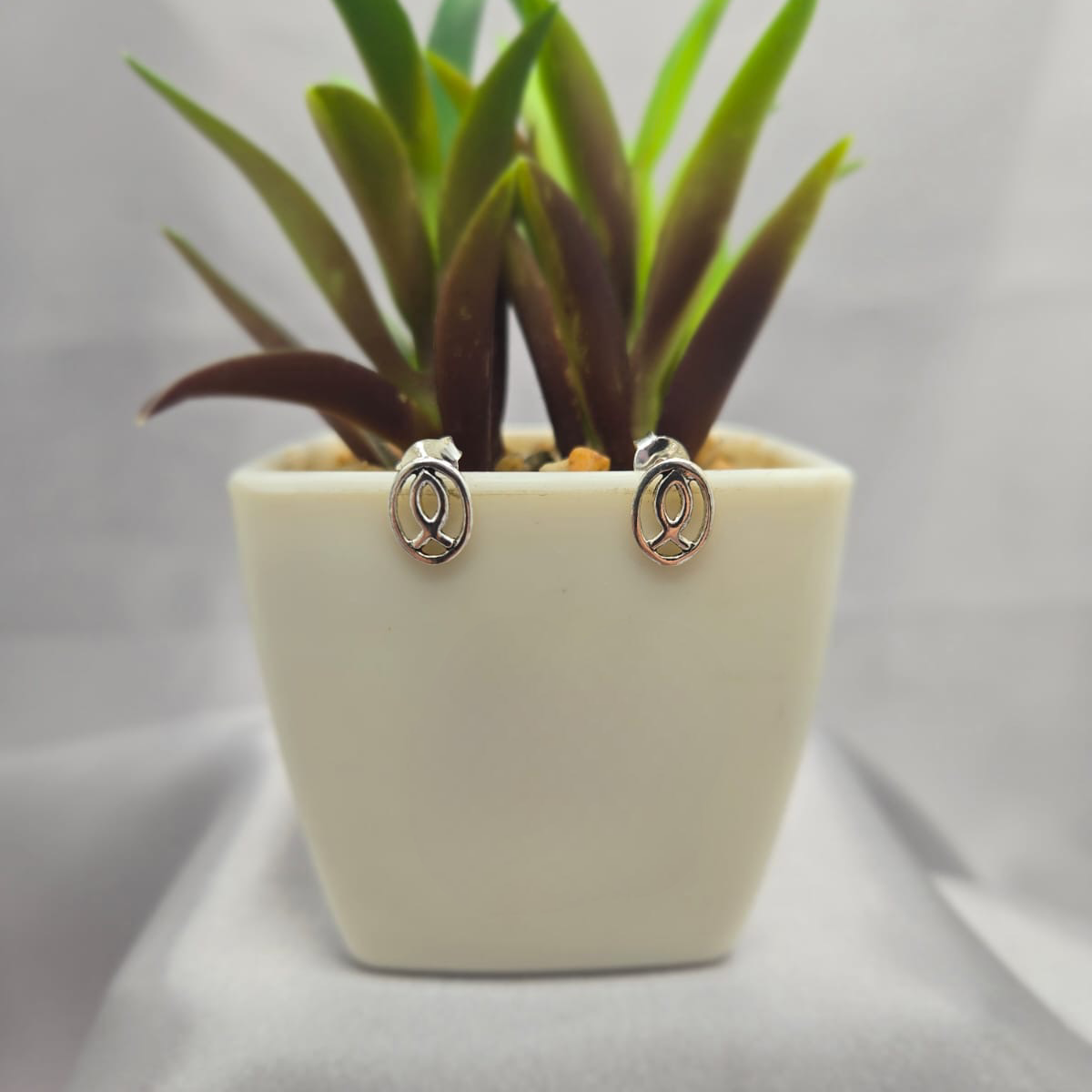Fish sign stud earrings