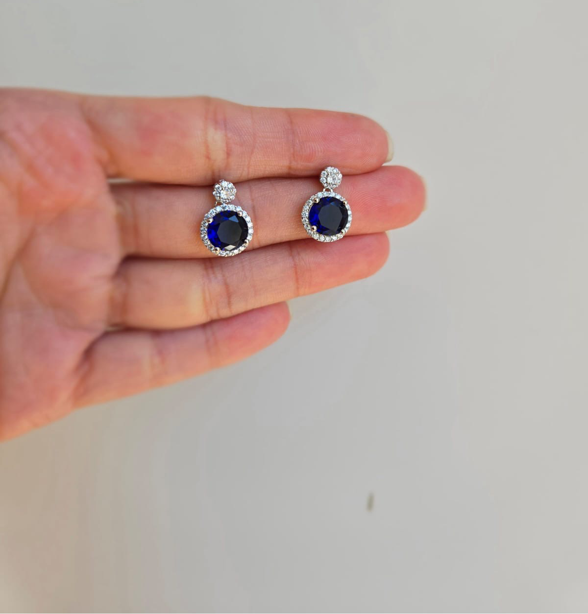 Round blue cubic zirconia studs