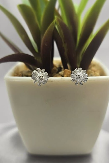 8mm White flower stud earrings