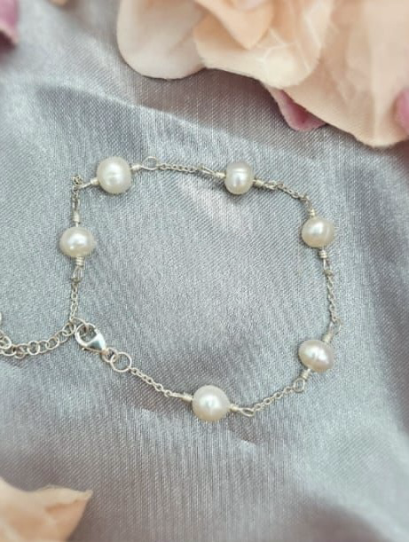 Sterling silver bracelet with freshwater pearls in link