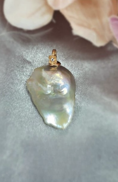 Stunning 19 mm rough pearl pendant with gold hook