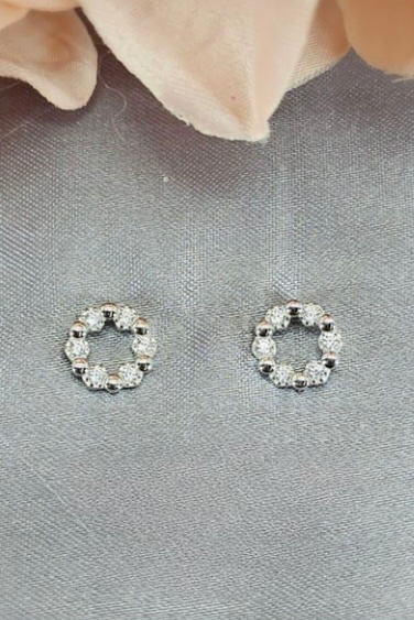 Beautiful circle studs with cubic detail