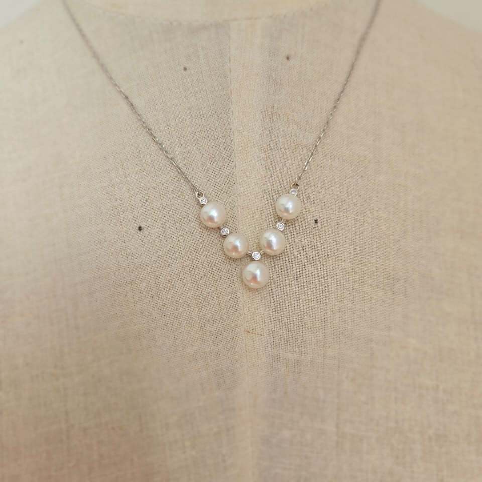 V shape pearl necklace