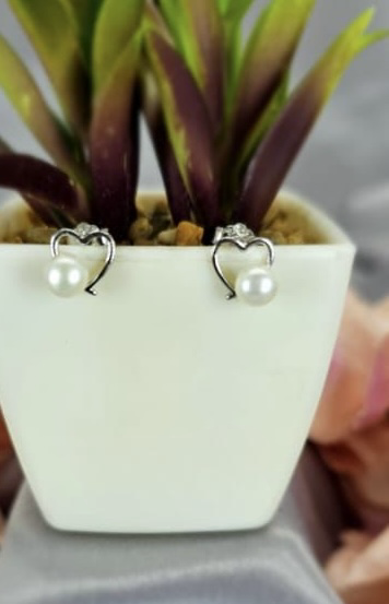 Heart shape stud earrings with freshwater pearl
