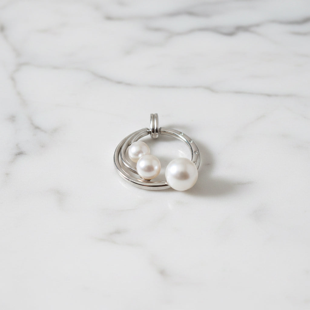 Circle pendant with three beautiful pearls