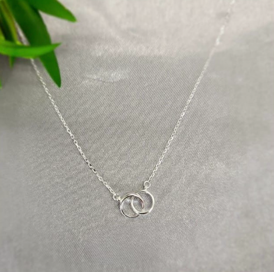Tiny interlinked ring necklace