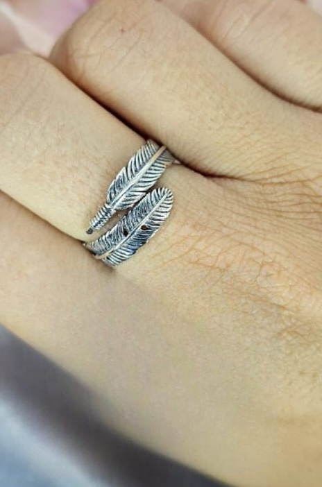 Adjustable feather ring