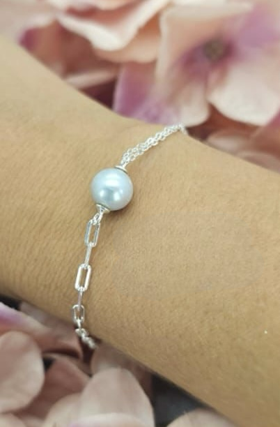 Paperclip bracelet with grey freshwater pearl