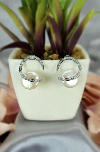 Stunning pavé sfeer drops with awesome pearl