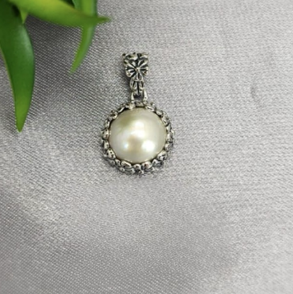16Mm Flower Detailed Mabe Pearl Pendant