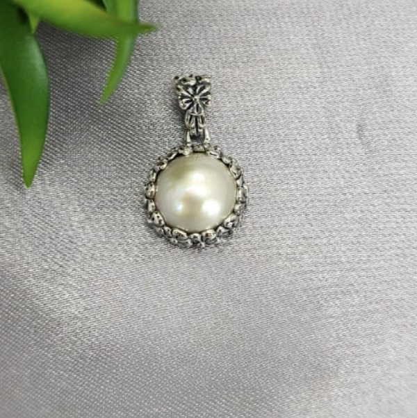 16mm Flower detailed Mabe Pearl pendant