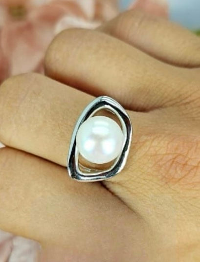 Sterling silver open shaped ring with freshwater pearl in centre