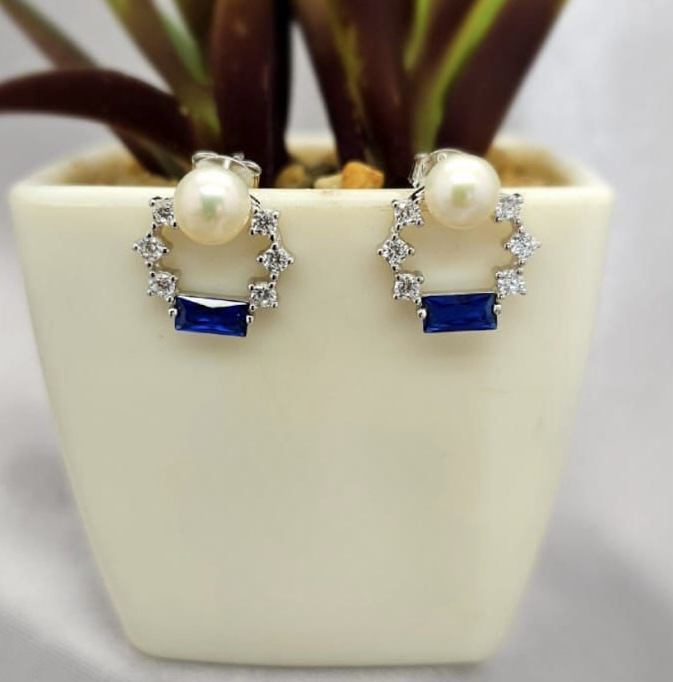Freshwater pearl 13mm circle detailed stud with blue and white cubic