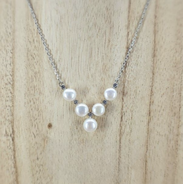 V shape pearl necklace