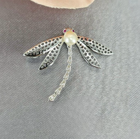 Striking dragonfly pendant