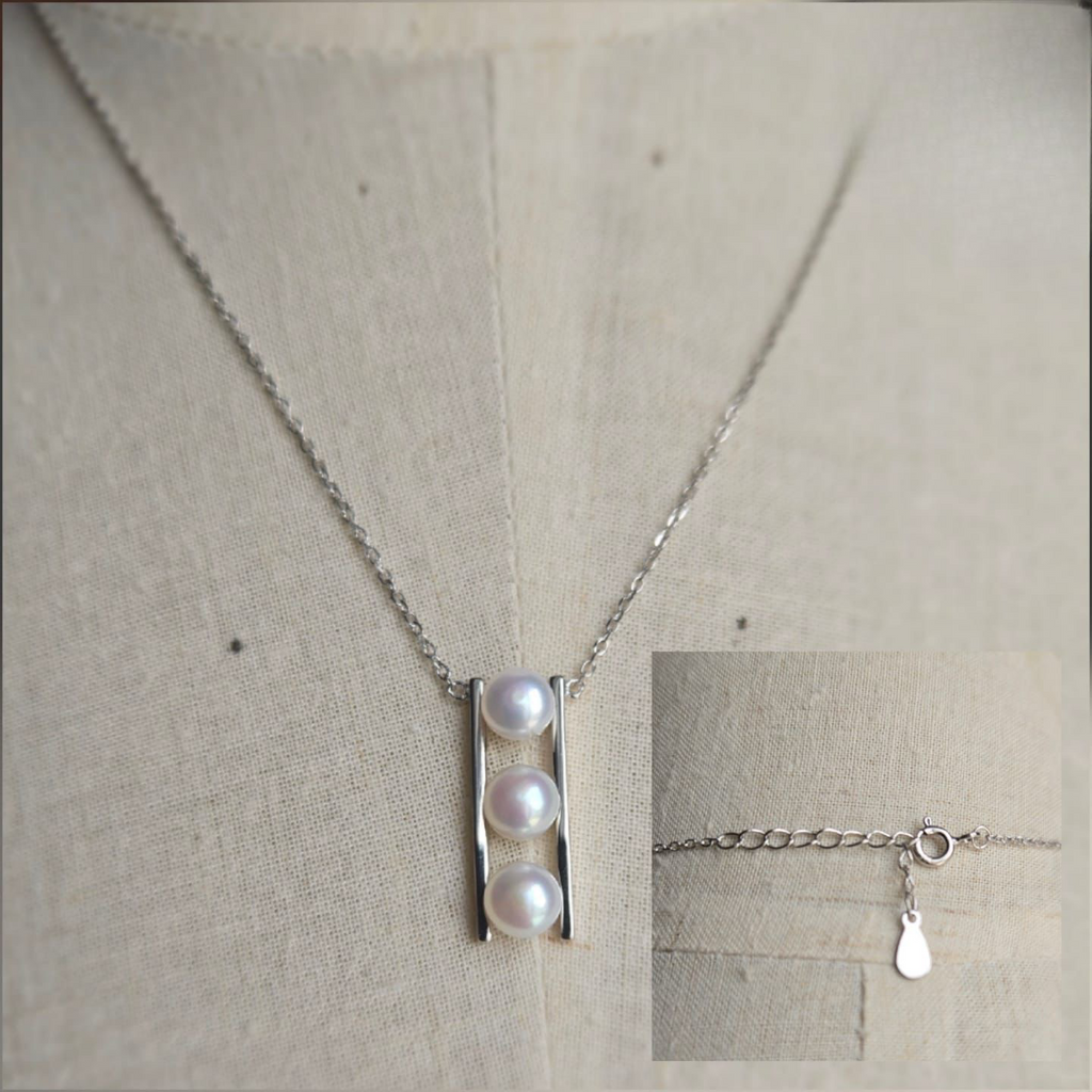 Necklace With Three Vertical Pearls