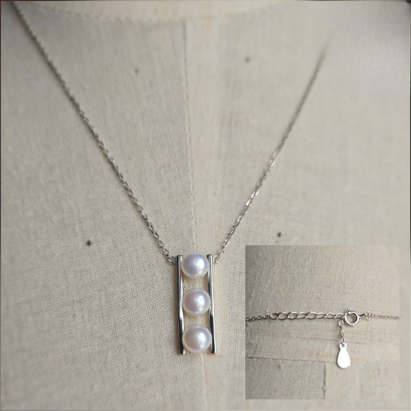 Necklace with three vertical pearls