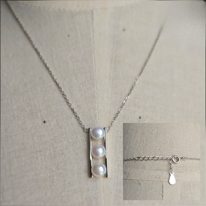 Necklace with three vertical pearls