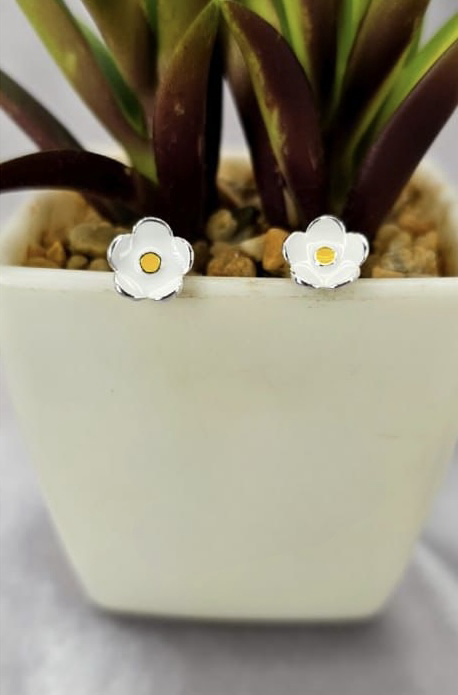 8mm Daisy studs