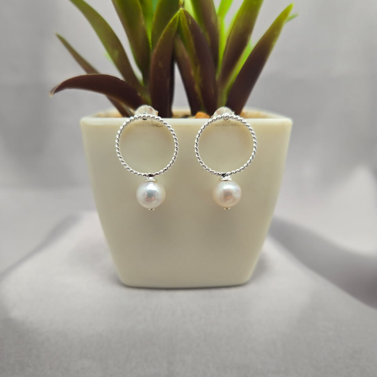 Twist and turn circle studs with freshwater pearls on end