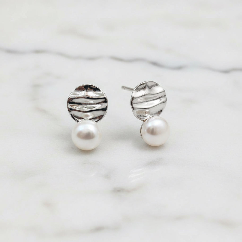 Modern Look Sterling Silver Round Disc With Beautiful Freshwater Pearl - Terciany 