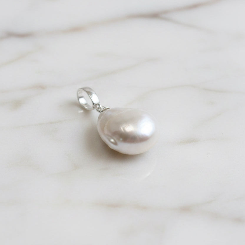Barocque pearl drop pendant