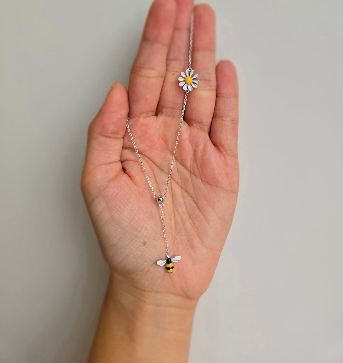 V Shape Necklace With Daisy Flower And Bee