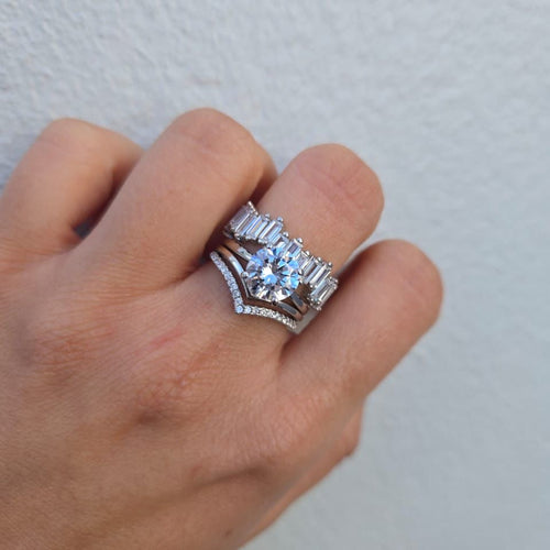 Eternity ring with Baguette stonewall around