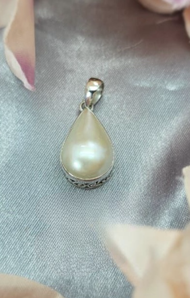 22x15mm White Mabe teardrop pearl pendant