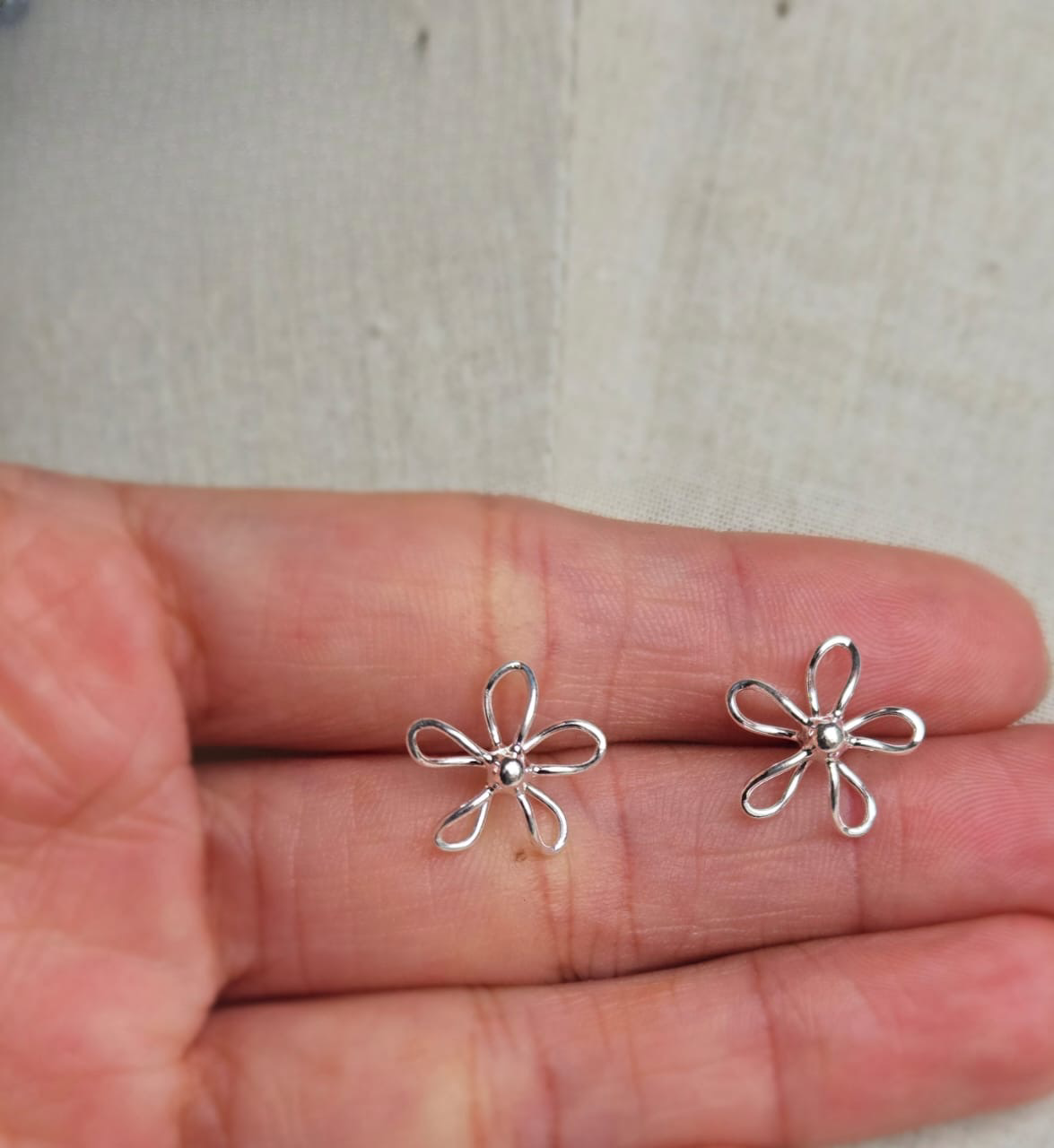 13 mm open flower stud earrings