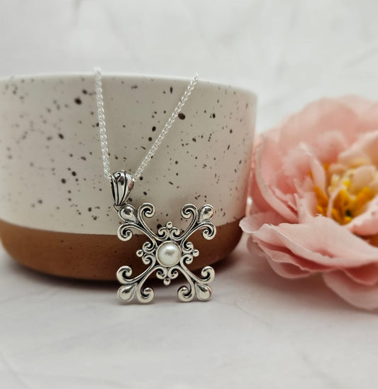 Detailed cross pendant with Mabe centre