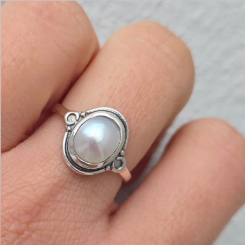 Oval pearl ring