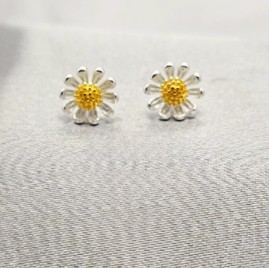 9mm Daisy stud earrings