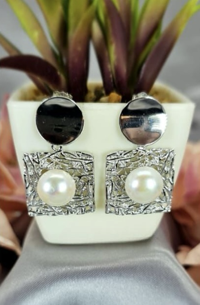 Wow drop earrings in awesome setting with large freshwater pearl