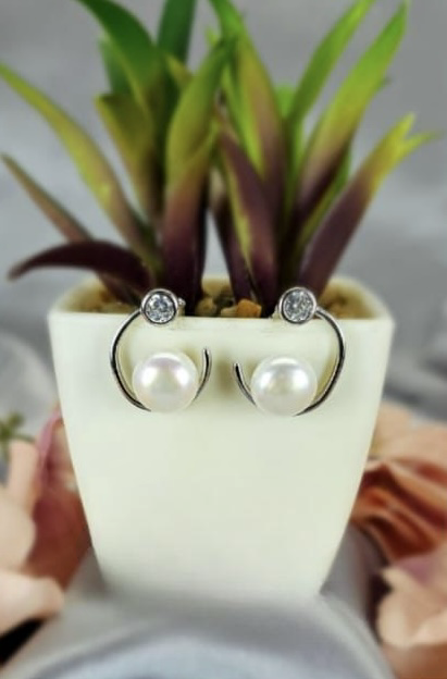 Modern design with 17mm freshwater pearl sparkle