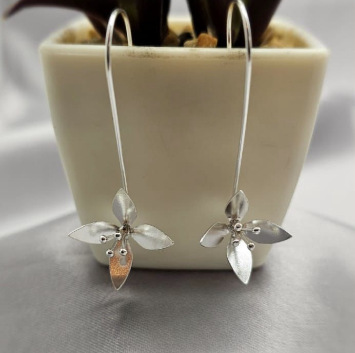 Beautyfull Flower Earring With Long Stem