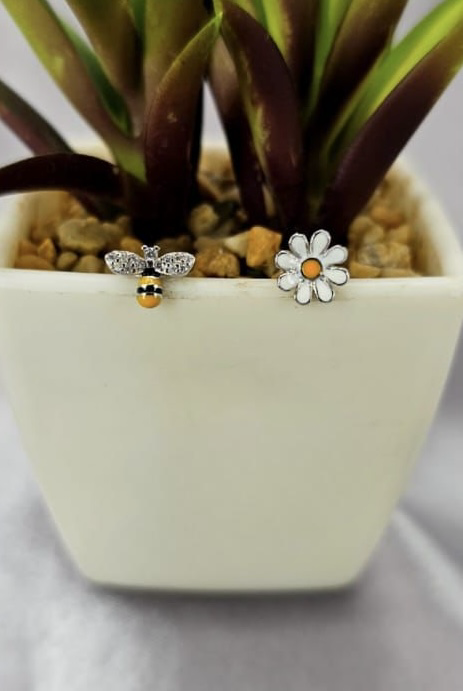 8mm Cute bee and flower stud earrings