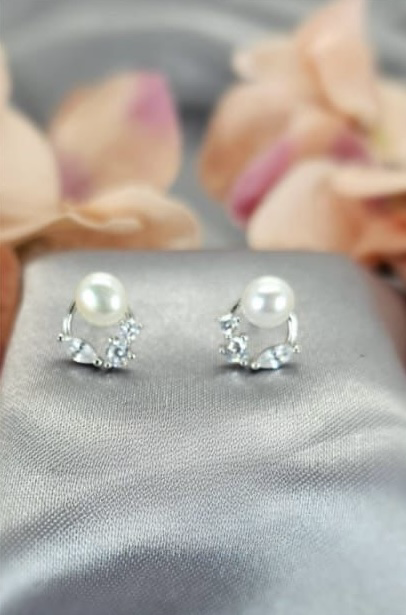 9 mm freshwater pearl stud with circle and cubic zirconia detail