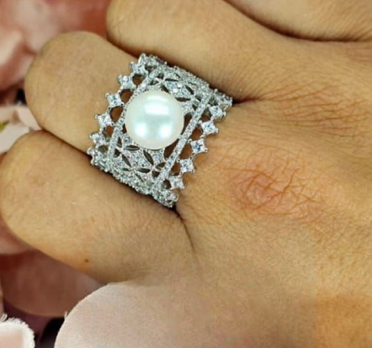 Meshed cubic zirconia pavé ring with freshwater pearl in central