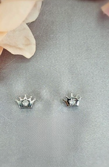 Crown studs with single cubic zirconia centre