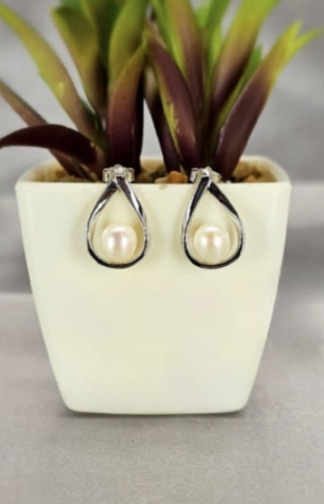 Teardrop shaped stud with freshwater pearl in centre